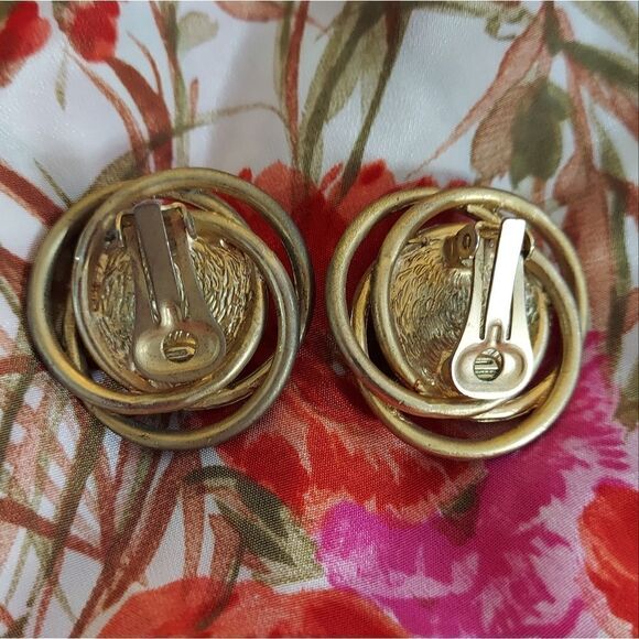 VINTAGE Faux Pearl Clip On Earrings Unmarked Designer Earrings - Picture 5 of 6